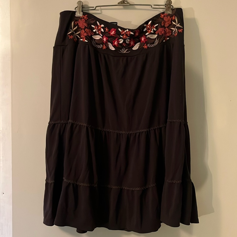 New York and Company brown skirt with flowers. Size large